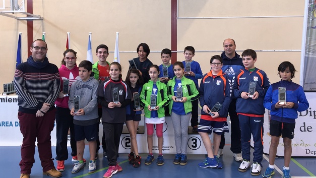 Campeones y subcampeones en categoría infantil junto al concejal de Deportes.